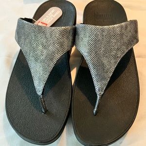 Fit Flop Lilu Toe Thong Sandal Black Shimmer Print Size 8